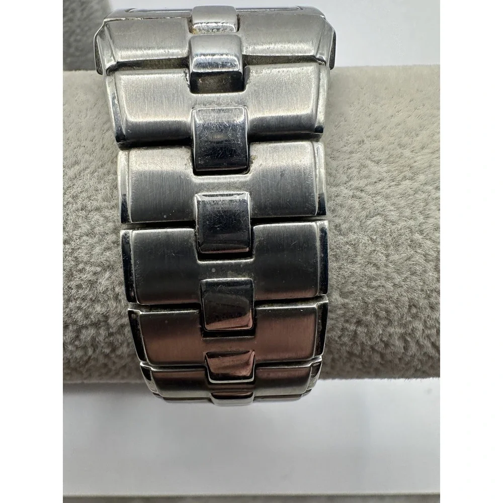 Kenneth Cole it has